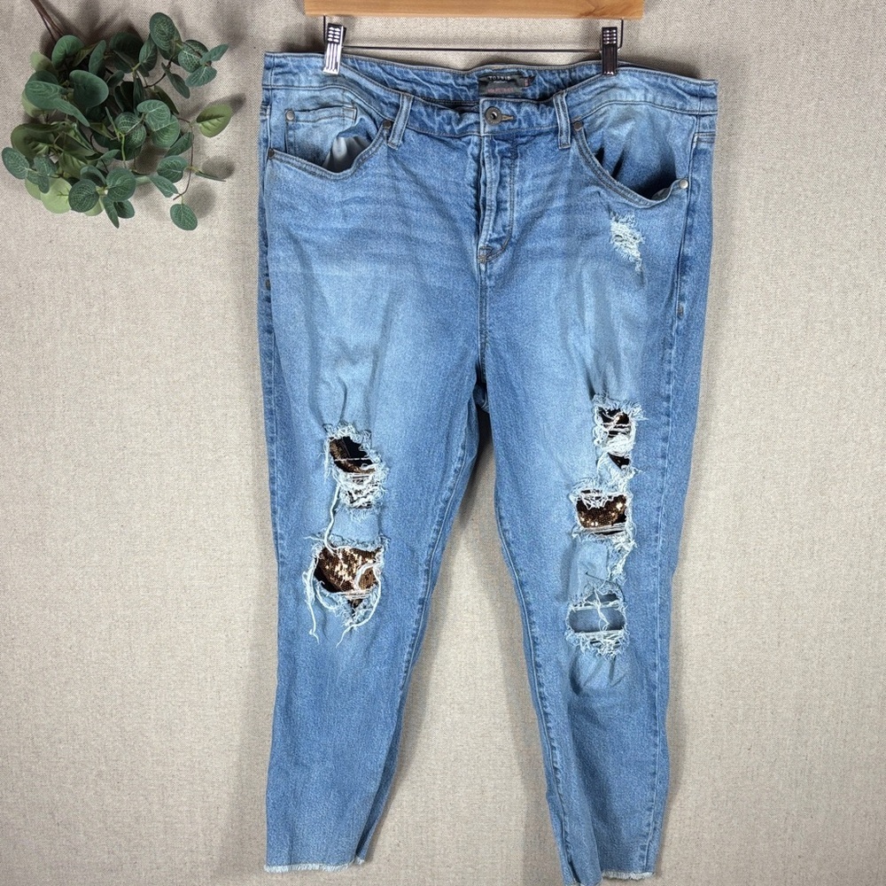 Torrid > Distressed High Rise Straight Leg Jeans 18R